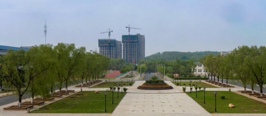 遼寧現代服務職業技術學院校園風景與現代技術開發的融合